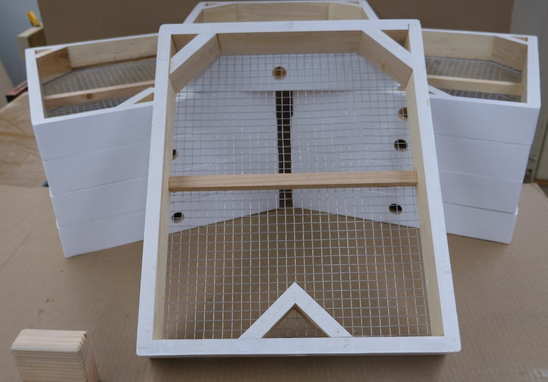 Bee Hive Candy Board 10 Frame Langstroth Premium Pine with Ventilation & Winter Escape, Finished, 20 lb Capacity