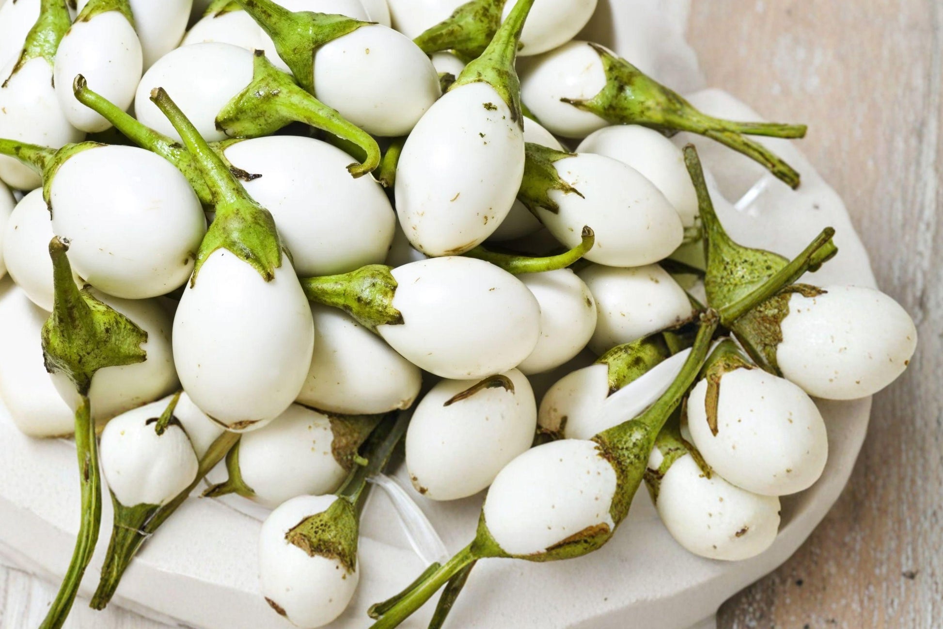 Wonder Egg Plant Seeds – Solanum melongena, Ornamental Egg-Shaped Fruit, White to Golden, Purple Flowers, Annual Vegetable Seeds